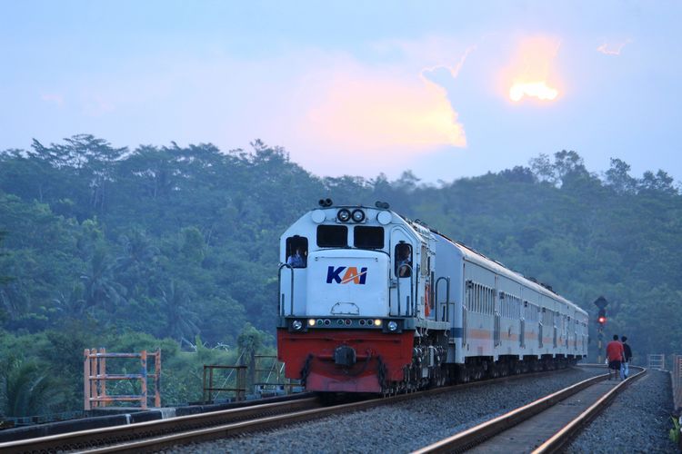 Ilustrasi KAI. Demo Buruh di DPR, 19 KA Berhenti di Stasiun Jatinegara 