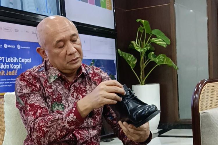 Menteri Koperasi dan Usaha Kecil Menengah (Menkop UKM) Teten Masduki, saat memamerkan sepatu buatan lokal yang ia pakai sehari-hari, Senin (20/3/2023).