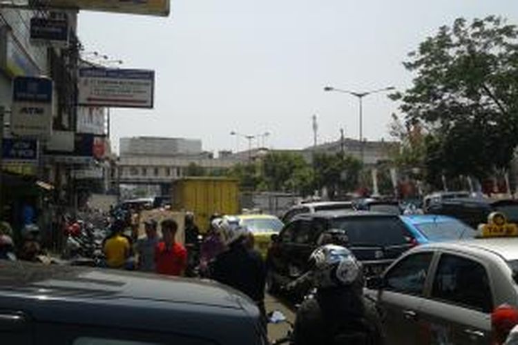 Kemacetan terjadi di Jalan Gajah Mada, menuju Kawasan Kota Tua, Jakarta Barat, Sabtu (16/8/2014).