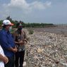 Tumpukan Sampah Memenuhi Pantai di Pesisir Cirebon
