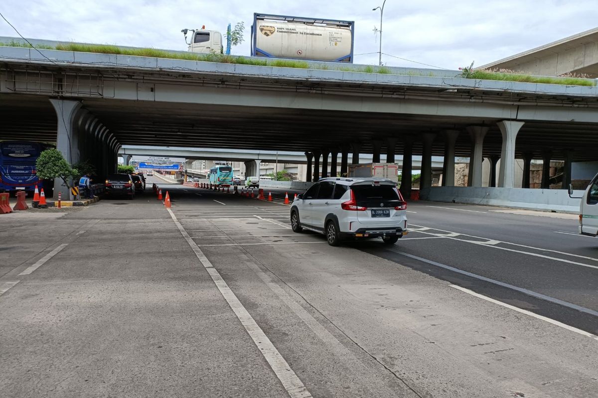 Kendaraan kembali dapat melintas di Tol Elevated atau Tol Layang Mohamed bin Zayed (MBZ) Kamis (28/4/2022) sekitar pukul 12.17 WIB. Diketahui pada pagi tadi sekitar pukul 08.15 WIB, Tol Layang MBZ sempat ditutup setelah  meningkatnya volume kendaraan yang datang dari arah Jakarta.