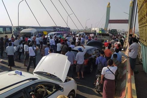 Cara Unik Demo di Myanmar dengan Pura-pura Mobil Mogok di Tengah Jalan