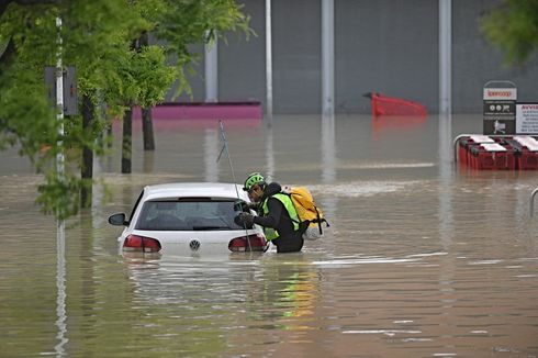 Jangan Pernah Coba Hidupkan Mobil Terendam Banjir