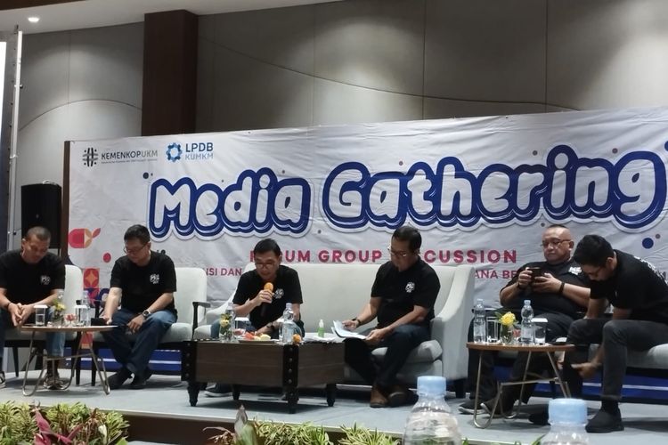 Direktur Utama  Lembaga Pengelola Dana Bergulir Koperasi, Usaha Mikro, Kecil dan Menengah (LPDB-KUMKM) Supomo ketika memaparkan sejumlah data mengenai keberhasilan penyaluran dana bergulir kepada koperasi mitra sepanjang tahun 2023 melalui kegiatan Media Gathering di Kabupaten Bogor, Provinsi Jawa Barat, Kamis (12/10/2023).