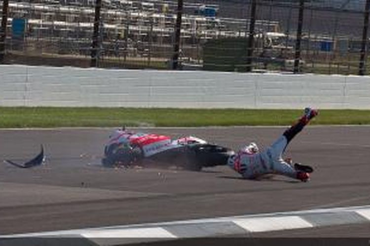 Pebalap asal America Serikat, Ben Spies, terjatuh dari motor dengan bahu kiri lebih dulu menghantam aspal pada sesi latihan bebas ketiga GP Indianapolis, di Sirkuit Indianapolis Motor Speedway, Sabtu (17/8/2013).