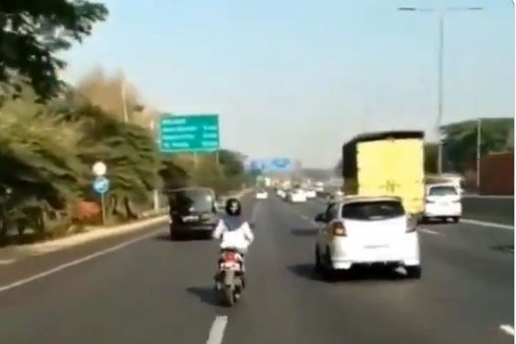 Pengendara sepeda motor di Surabaya salah jalur dan masuk Tol Gunung Sari