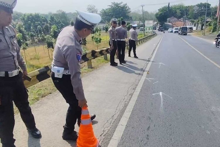Korban Tewas Jadi 3 Orang, Polisi Olah TKP Kecelakaan Truk Air Mineral di Cirebon