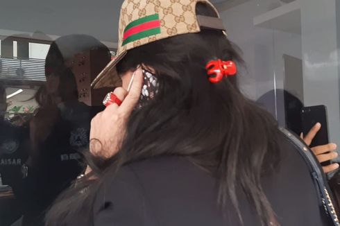 Pakai Masker dan Topi, Istri Rio Reifan Besuk di Rutan Narkoba Polda Metro Jaya