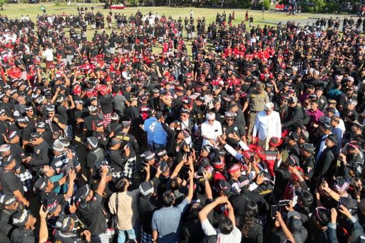 Gubernur Bali, Wayan Koster menghadiri Gelar Agung Pecalang di Lapangan Renon yang dihadiri belasan ribu pecalang.