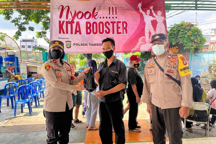Polsek Tambora Jakarta Barat menggelar kegiatan serbuan vaksinasi booster di 11 gerai di wilayahnya pada 12 hingga 27 Maret 2022.
