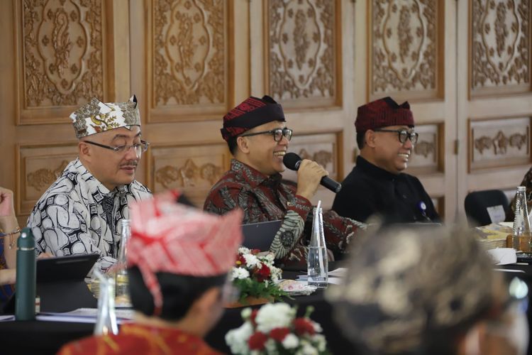 Menteri PANRB Abdullah Azwar Anas, Plt Kepala BKN Bima Haria Wibisana memberikan penjelasan dalam Rapat Koordinasi Paguyuban PANRB di Banyuwangi, Jawa Timur, Kamis (24/11/2022).