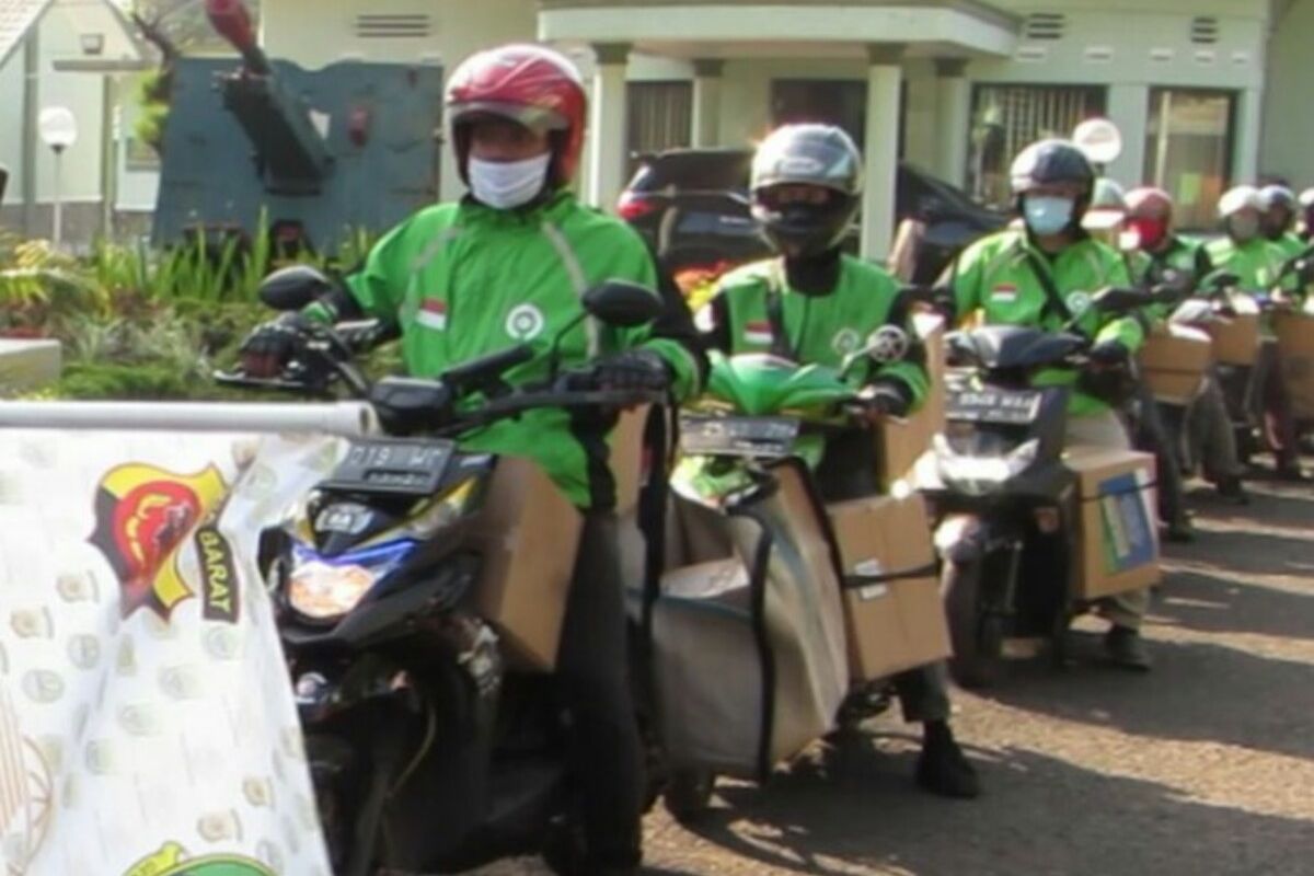 Sejumlah pengendara ojek online dilibatkan Kodim Cianjur untuk mendistribusikan bantuan paket sembako kepada warga kurang mampu yang terdampak Covid-19, Rabu (8/7/2020).