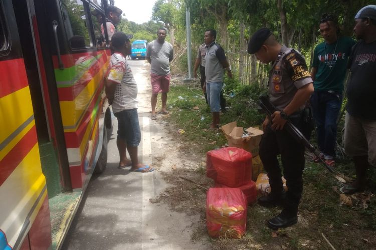 Aparat Polres Pulau Ambon menyita sebanyak 400 liter minuman keras tradisional jenis sopi di kawasan dermaga penybeerangan feri Hunimua, di Desa Liang, Kecamatan Salahutu, Kabupaten Maluku Tengah, Selasa (12/2/2019). Sopi hasil sitaan kemudian dibawa ke Kantor Polres Pulau Ambon