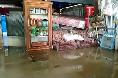Polisi Berjibaku Selamatkan Warga Korban Banjir di Mamuju Tengah