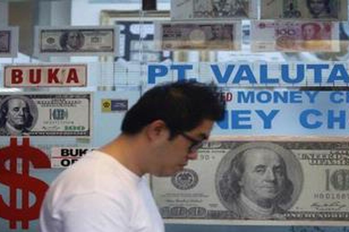 Replika valuta asing termasuk Dollar Amerika menghiasi toko tempat penukaran valuta asing di sebuah pusat perbelanjaan di kawasan Kuningan, Jakarta Selatan, Jumat (15/6/2012).