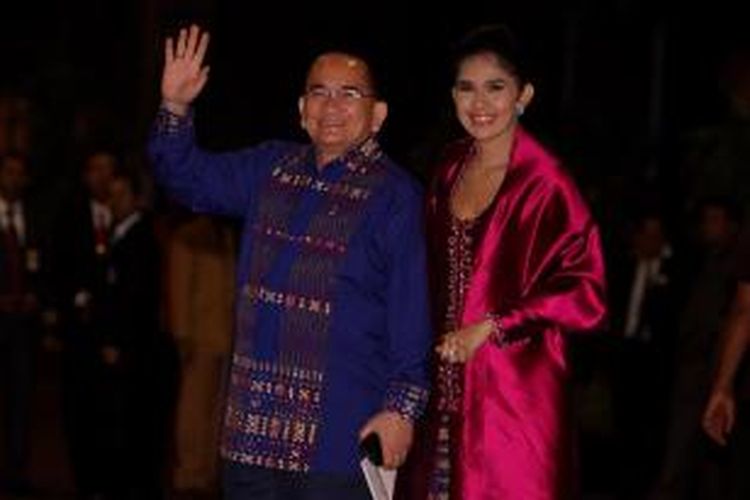 Pengacara Ruhut Sitompul dan istri, Diana, saat menghadiri resepsi pernikahan Ibas Edhie Baskoro Yudhoyono dan Siti Rubi Aliya Rajasa yang digelar di Assembly Hall, Jakarta Convention Center, Sabtu (26/11/2011) malam.   