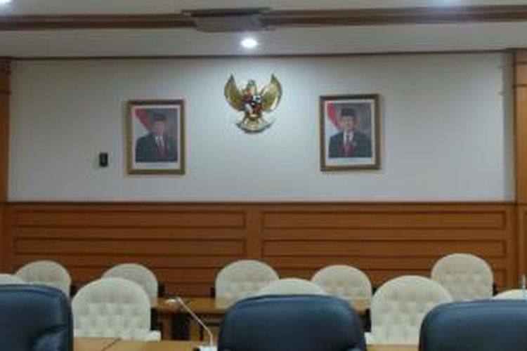 Foto Presiden Susilo Bambang Yudhoyono dan Wakil Presiden Boediono masih terpasang di ruang rapat Pansus B, Gedung Nusantara II, Lantai III, Kompleks Parlemen, Kamis (23/10/2014).