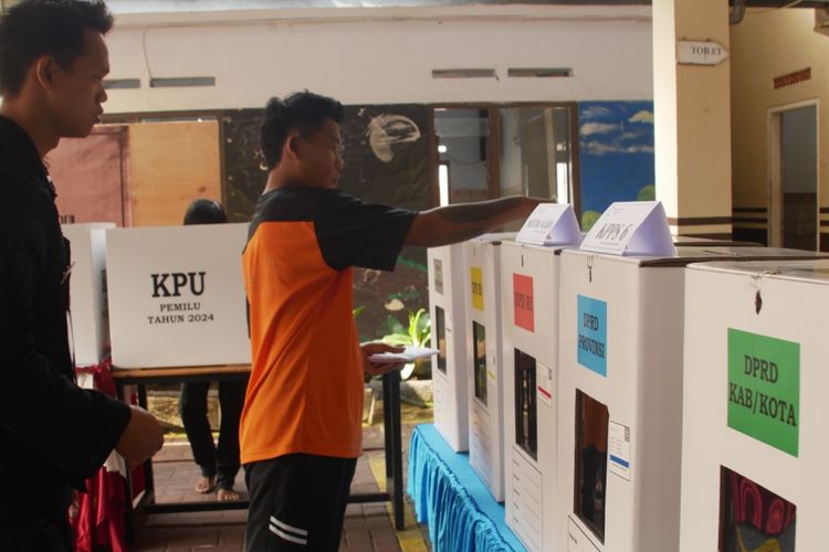 Warga binaan Lapas Kelas IIB melakukan pemingutan suara di TPS Khusus, Rabu (14/2/2024)