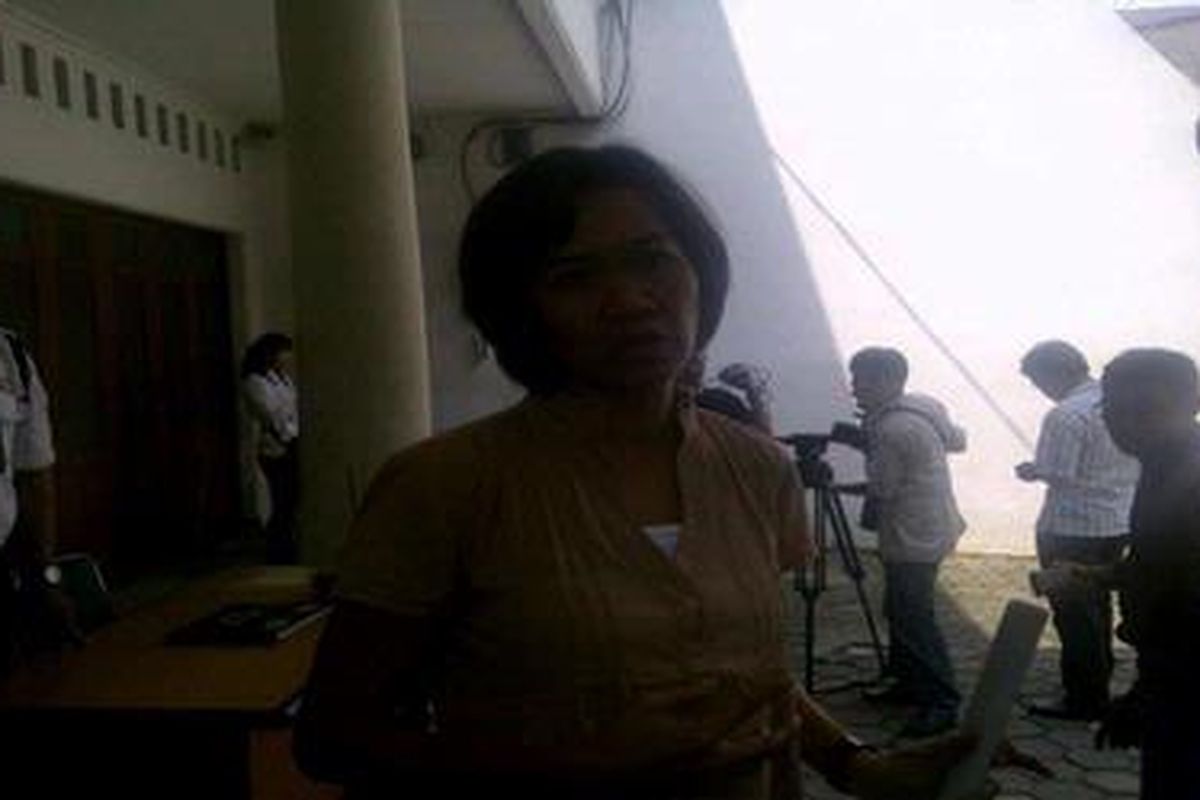 Nur Hidayati diwawancara media, termasuk media asing, Senin (14/11/2011).