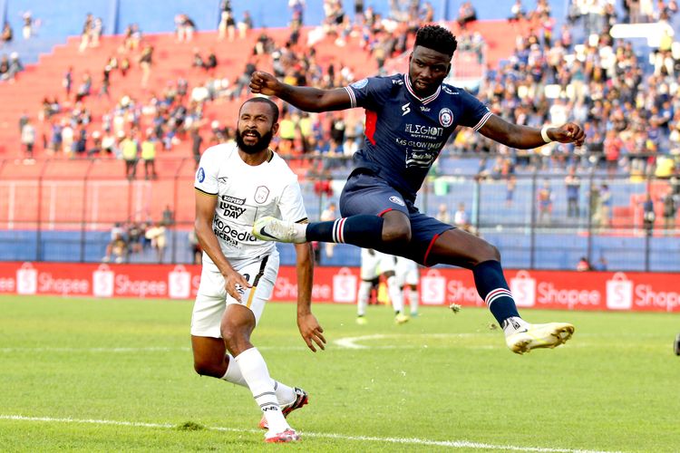 Pemain Arema FC Abel Camara duel dengan pemain RANS Nusantara FC Arthur Bonai saat pertandingan pekan 6 Liga 1 2022-2023 yang berakhir dengan skor 4-2 di Stadion Kanjuruhan Kepanjen, Kabupaten Malang, Rabu (24/8/2022) sore.