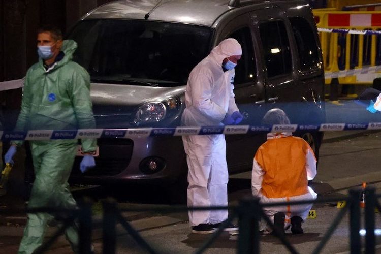 Tim forensik dari Kepolisian Belgia memeriksa barang bukti di lokasi kejadian tewasnya dua suporter Swedia dalam penembakan di Brussels, ibu kota Belgia, Senin (16/10/2023) malam waktu setempat.