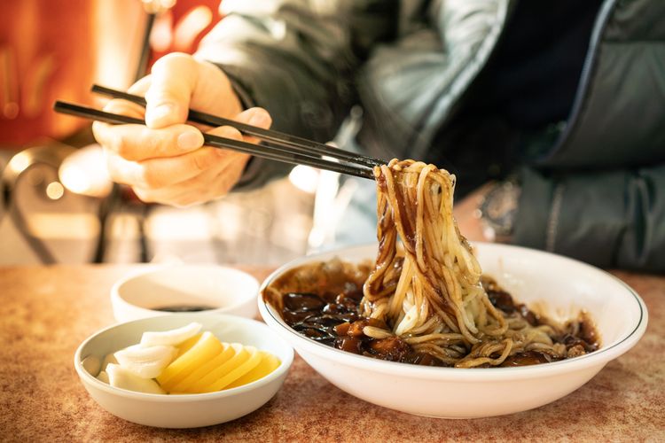 Ilustrasi kuliner Korea : mi saus kacang kedelai (jjajangmyeon).