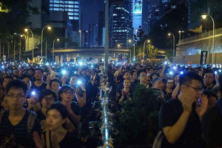 Warga Hong Kong saat melakukan aksi menentang UU Ekstradisi, pada Minggu (16/6/2019).