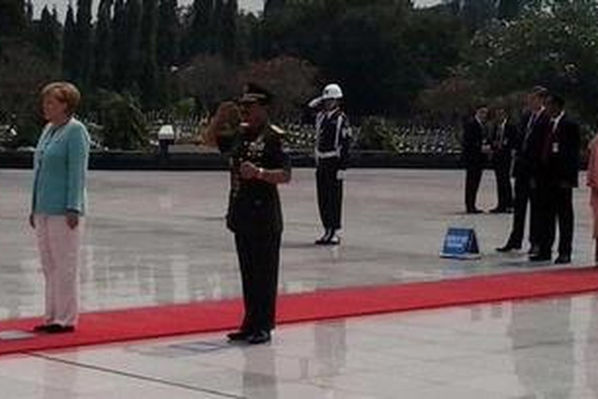 Kanselir Jerman Angela Merkel (kiri) memberikan penghormatan di Tugu Pahlawan, Taman Makan Pahlawan Kalibata, Jakarta, Selasa (10/7/2012).