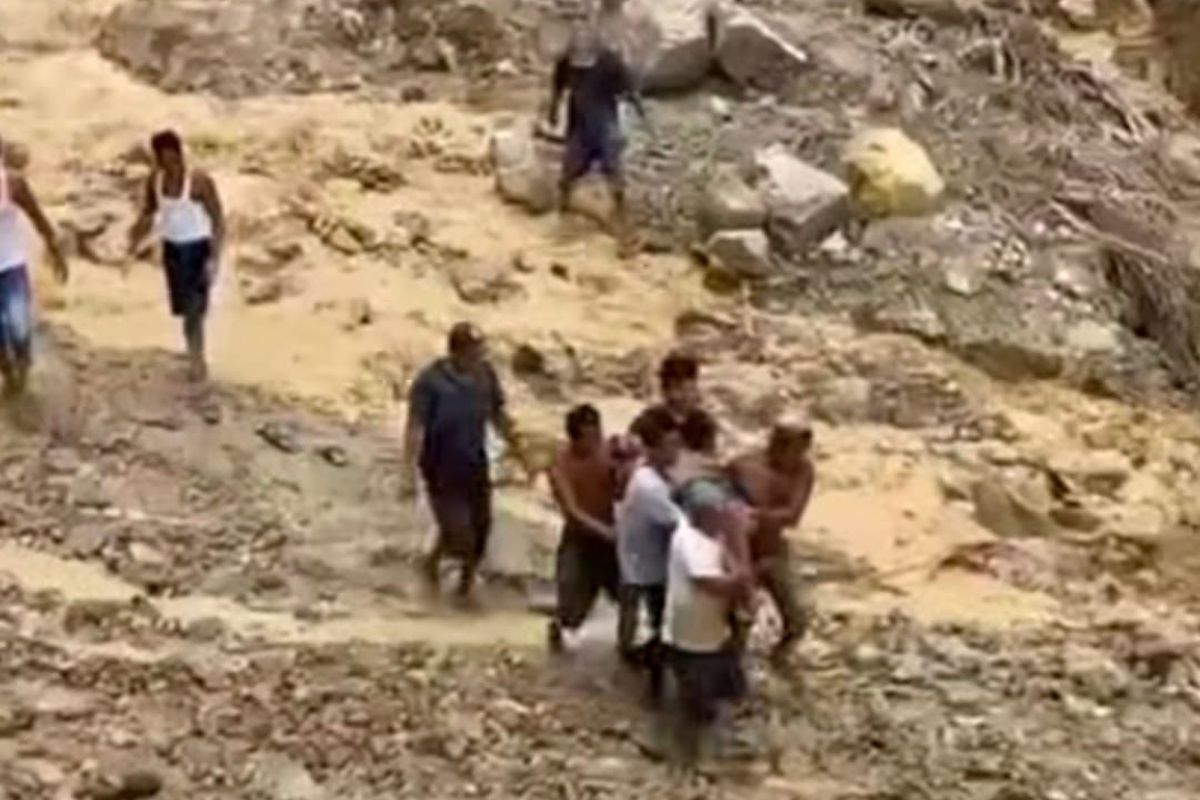 Warga saat mengevakuasi korban longsor di lokasi penambangan batu padas di Desa Marjanji Aceh, Kecamatan Aek Songsongan, Kabupaten Asahan, Sumatera Utara, Jumat (5/9/2025).