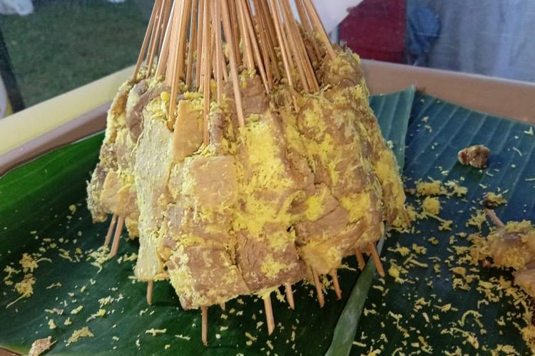 Sate danguang-danguang khas Minang  dengan taburan serundeng kelapa.