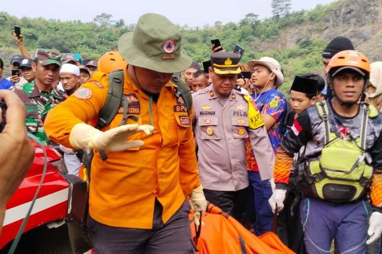 Jasad tiga pemuda yang tenggelam saat jalani ritual akhirnya ditemukan di Danau Kuari, Desa Tegalega, Kecamatan Cigudeg, Kabupaten Bogor, Jawa Barat, Jumat (14/7/2023).
