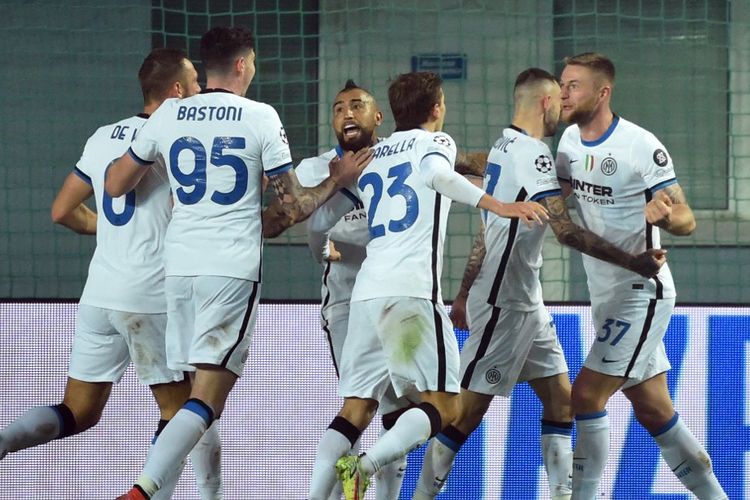 Para pemain Inter Milan merayakan gol Milan Skriniar ke gawang Sheriff Tiraspol pada laga matchday keempat Liga Champions 2021-2022 di Sheriff Stadium, Kamis (4/11/2021) dini hari WIB.