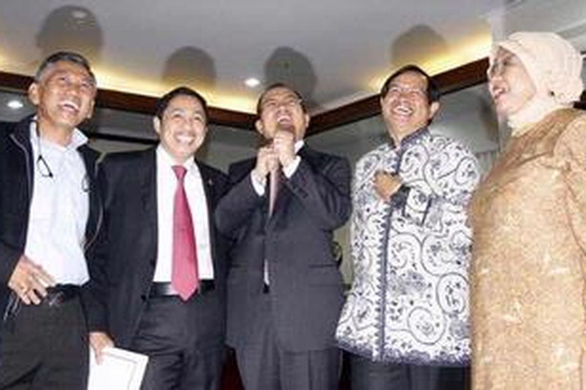 Efendi Choiri dan Lily Wahid bertemu dengan para pimpinan DPR membahas pemecatan keduanya dari keanggotaan parlemen dan Partai Kebangkitan Bangsa. 