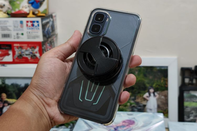 Infinix GT 50 Pro yang sudah pakai casing MagCase dan MagCooler alias kipas pendingin.