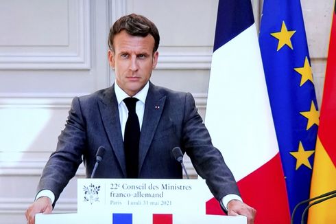 Diprotes Soal Aturan Covid-19, Presiden Perancis Digambarkan seperti Hitler dalam Reklame Raksasa