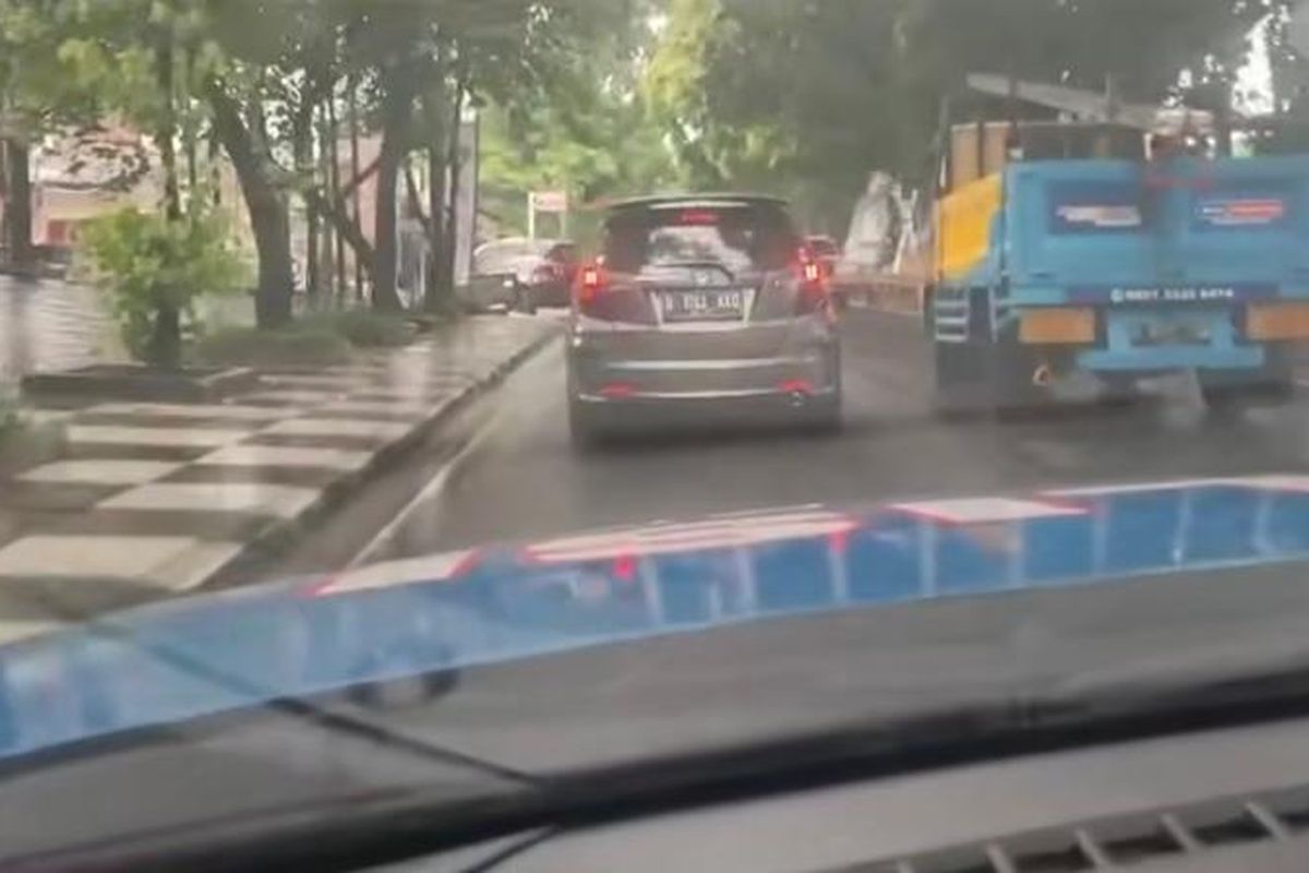 Polisi mengejar pengemudi mobil yang dicurigai menggunakan pelat palsu di TB Simatupang, Jakarta Selatan, Selasa (30/1/2024). 