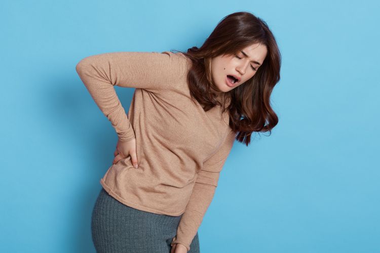 Para wanita dapat mengatasi gejala PMS dengan cara alami, yaitu dengan mengubah pola makan. 