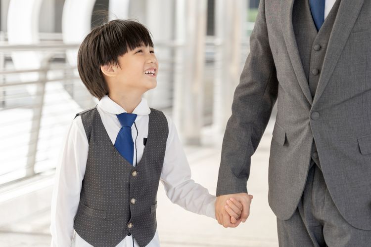 Daddy issues adalah masalah psikologis akibat peran ayah tak hadir, sedangkan fatherless merujuk pada ketiadaan ayah secara fisik dan emosional.