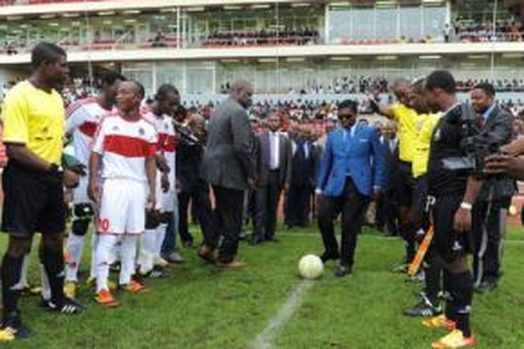 Wakil Presiden Guinea Ekuitorial, Teodoro Obiang Nguema (biru), menjanjikan bonus besar bagi tim nasional Guinea Ekuitorial jika mampu mengalahkan Spanyol pada laga persahabatan di Malabo, 16 November 2013.