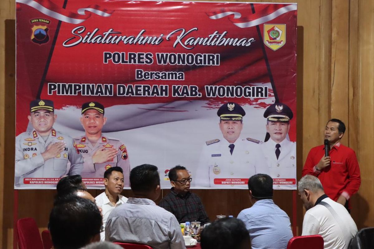 Bupati Wonogiri, Joko Sutopo menyampaikan sambutan pada acara silaturahmi keamanan dan ketertiban masyarakat untuk mewujudkan pelaksanaan Pemilihan Umum 2024 yang aman dan damai  di Joglo Perjuangan Desa Pule, Kecamatan Selogiri, Kabupaten Wonogiri, Jawa Tengah, Kamis malam ( 12/10/2023 )
