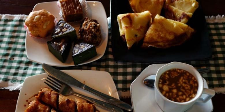 Signatures snacks from Maluku at the Sibu-Sibu Café with Rarobang spice coffee.