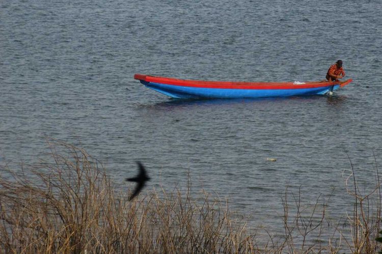 Sejumlah nelayan tengah menangkap ikan dengan cara tradisional di Waduk Jatigede, Sumedang, belum lama ini. AAM AMINULLAH/KOMPAS.com