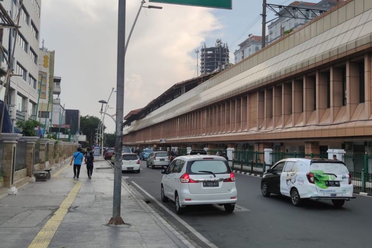 Trotoar di sebrang Stasiun Cikini tampak gersang karena tak ditanami pohon, Kamis (19/11/2020).