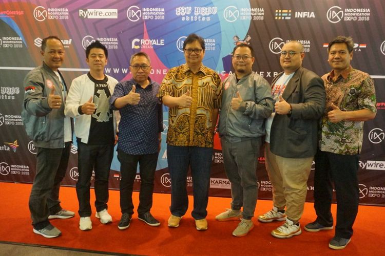 Menteri Perindustrian Airlangga Hartarto berkunjung ke pameran IMX 2018