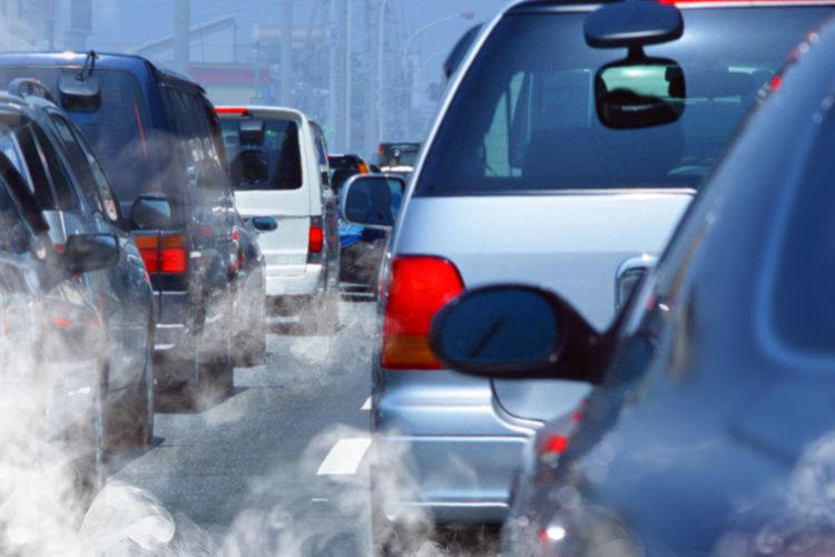 Ilustrasi polusi kendaraan, asap mobil