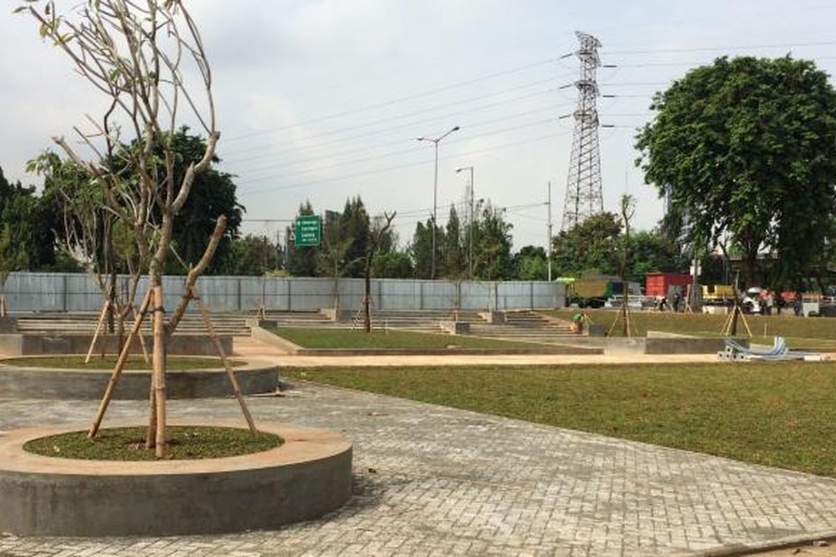 Pembangunan taman di RPTRA Kalijodo, Jakarta, Kamis (27/10/2016).