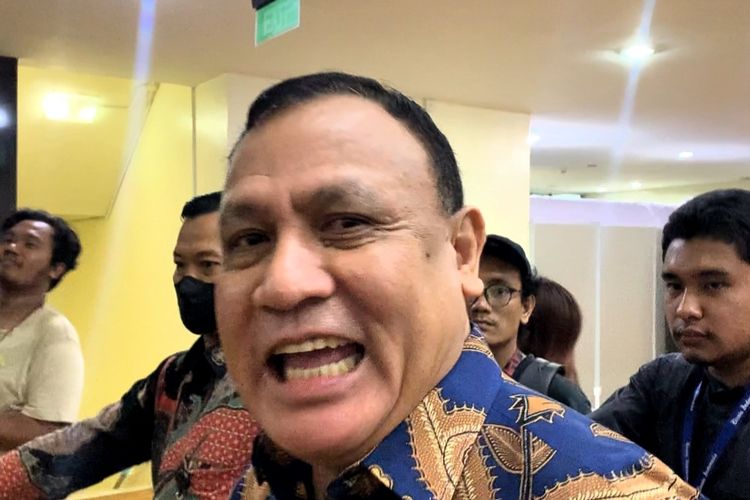 Ketua Komisi Pemberantasan Korupsi (KPK) Firli bahuri hanya tersenyum lebar ketika ditanya mengenai kasus dugaan kebocoran penyelidikan yang sudah naik sidik di Polda Metro Jaya, Rabu (12/7/2023).