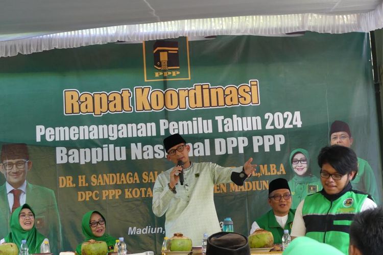 BERIKAN ARAHAN—Ketua Bappilu PPP, Sandiaga Uno memberikan arahan kepada ketua DPC PPP se Madiun raya dan  bacaleg di halaman Kantor DPC PPP Kota Madiun, Jawa Timur, Minggu (16/7/2023).