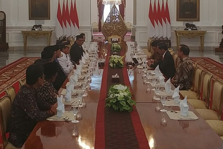 Presiden Joko Widodo makan siang bersama Gubernur, Wakil Gubernur, pimpinan DPRD dan ulama provinsi Aceh, di Istana Merdeka, Jakarta, Selasa (11/7/2017).