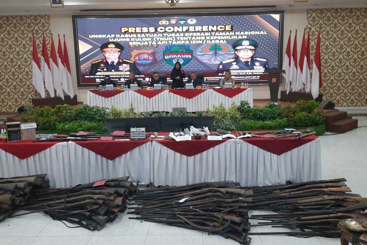 Sebanyak 294 pucuk senjata api jenis bedil locok disita dari warga sekitar Taman Nasional Ujung Kulon, Pandeglang